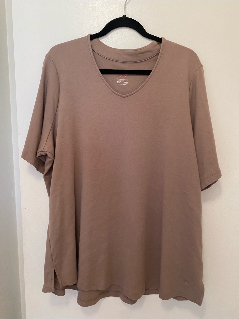 Isaac Mizrahi Short Sleeve V-Neck Top in Taupe 2X